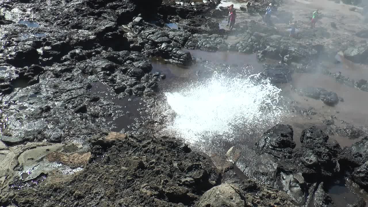 夏威夷海洋上的海洋间歇泉。水喷泉从岩石间的洞中喷出，溅起周围的岩石景观。夏威夷毛伊岛，海浪汹涌，浪花四溅。自然现象视频素材