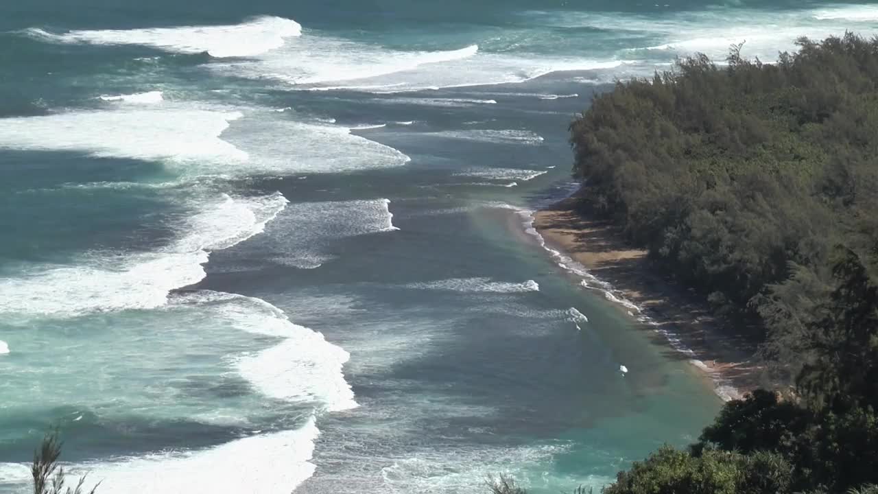 夏威夷群岛的自然风光。美丽的海景。蓝色的海浪以慢镜头撞击着岩石。热带岛屿的野生自然。夏威夷海岸线上的落基山脉和悬崖视频素材