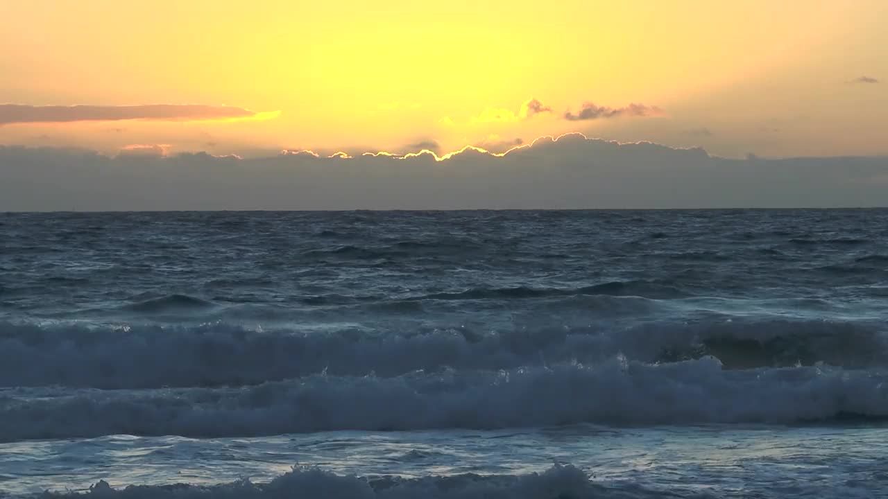 海洋海滩日出和戏剧性的彩色天空云。视频素材