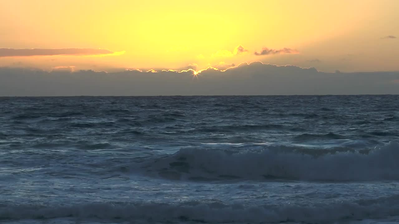 海洋海滩日出和戏剧性的彩色天空云。视频素材