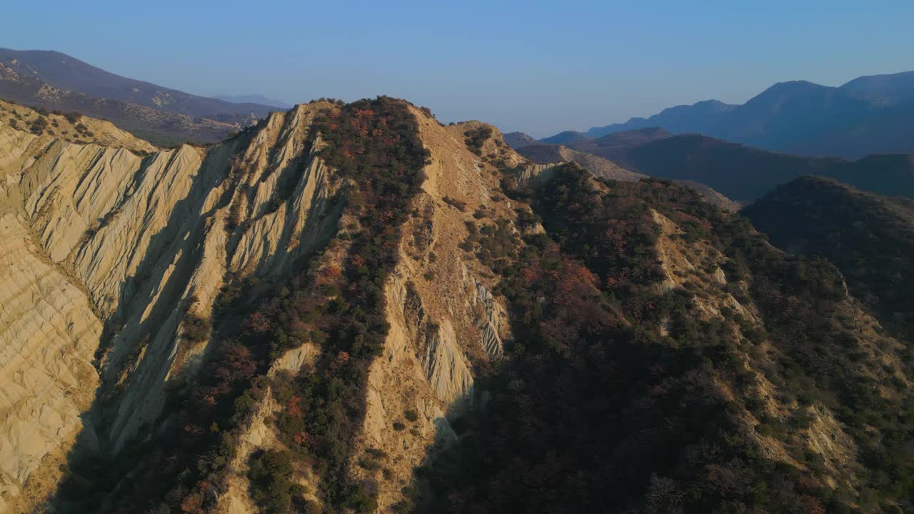 乔治亚州姆茨赫塔附近砂岩山的鸟瞰图视频素材