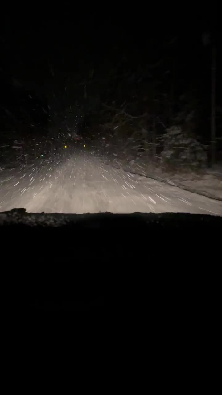 在暴风雪中夜间驾车视频下载