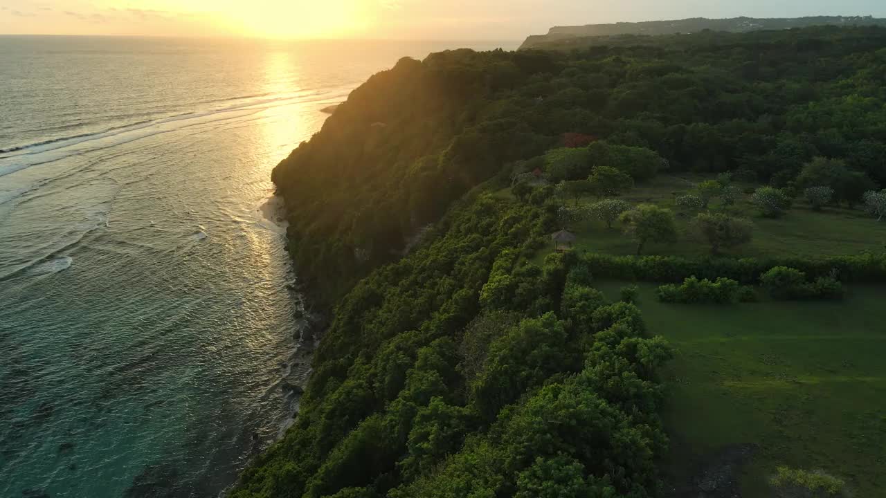 巴厘岛美丽的海岸线，有山，悬崖和柔和温暖的日落。鸟瞰图视频素材