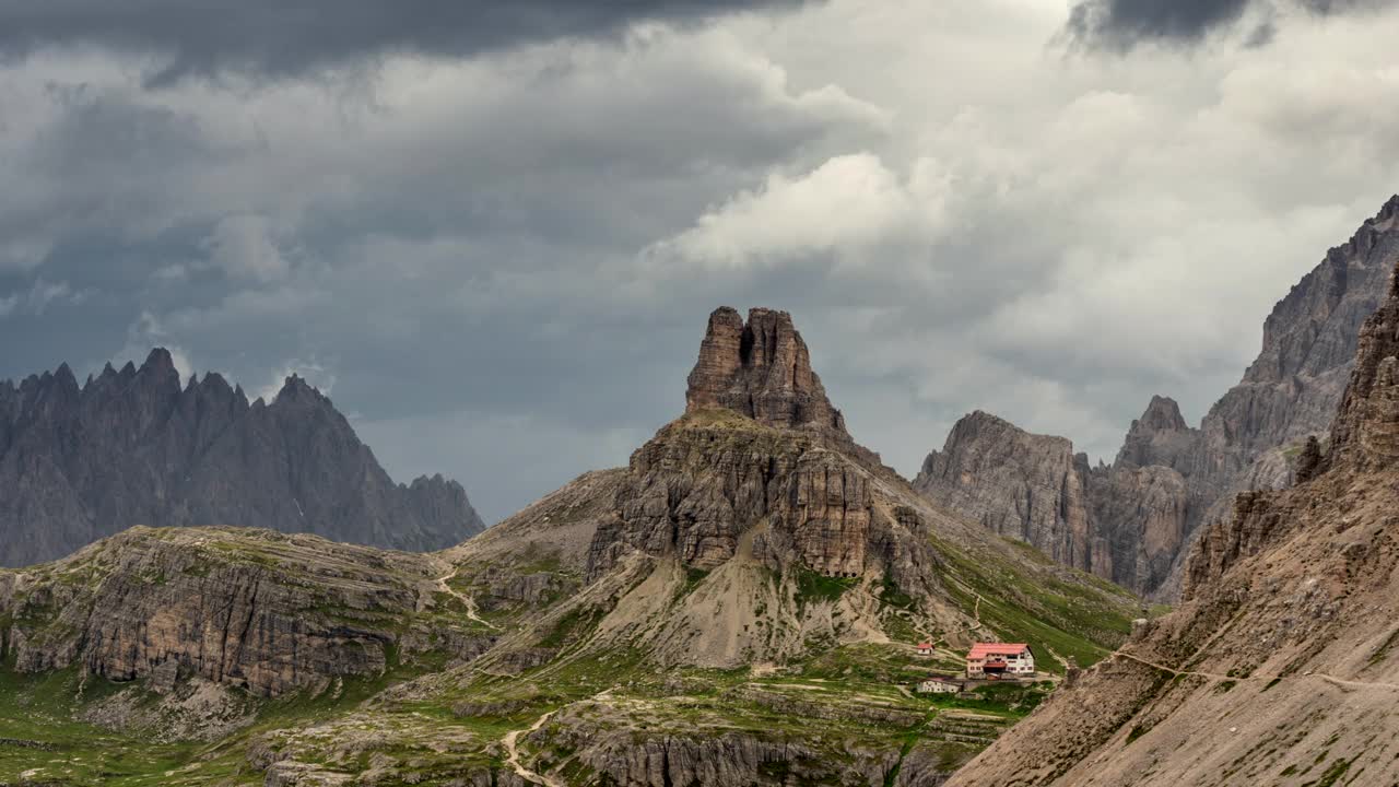 从Dobbiaco附近的Valle di Landro看，在Tre Cime di Lavaredo山脉群或Drei Zinnen之上的移动云全景。意大利南蒂罗尔的Sexten白云石视频素材