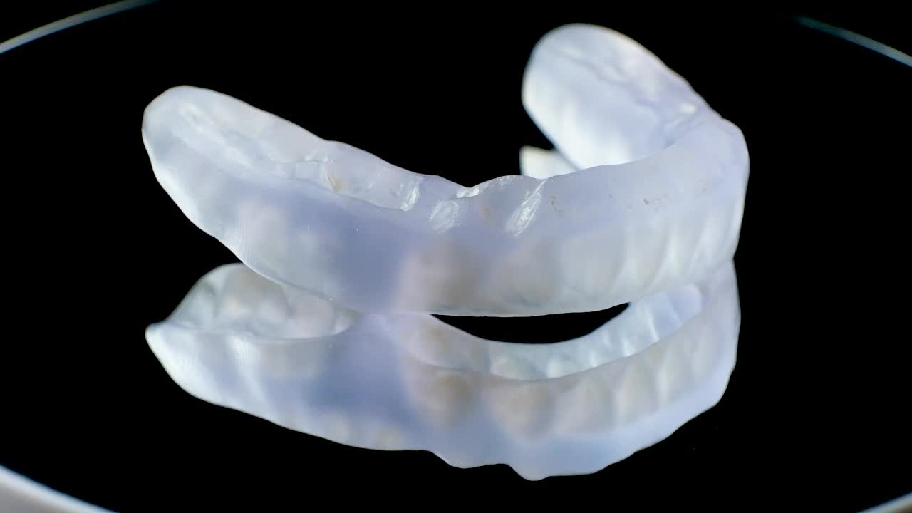 牙套，夹板用于治疗颞下颌关节功能障碍，磨牙症，错颌，放松下颌肌肉。视频素材