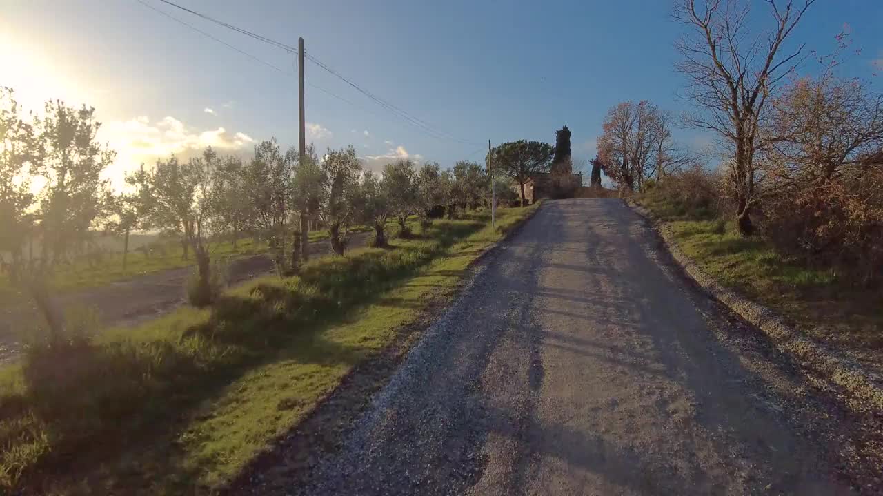 托斯卡纳，沿着基安蒂地区的乡村公路行驶视频素材