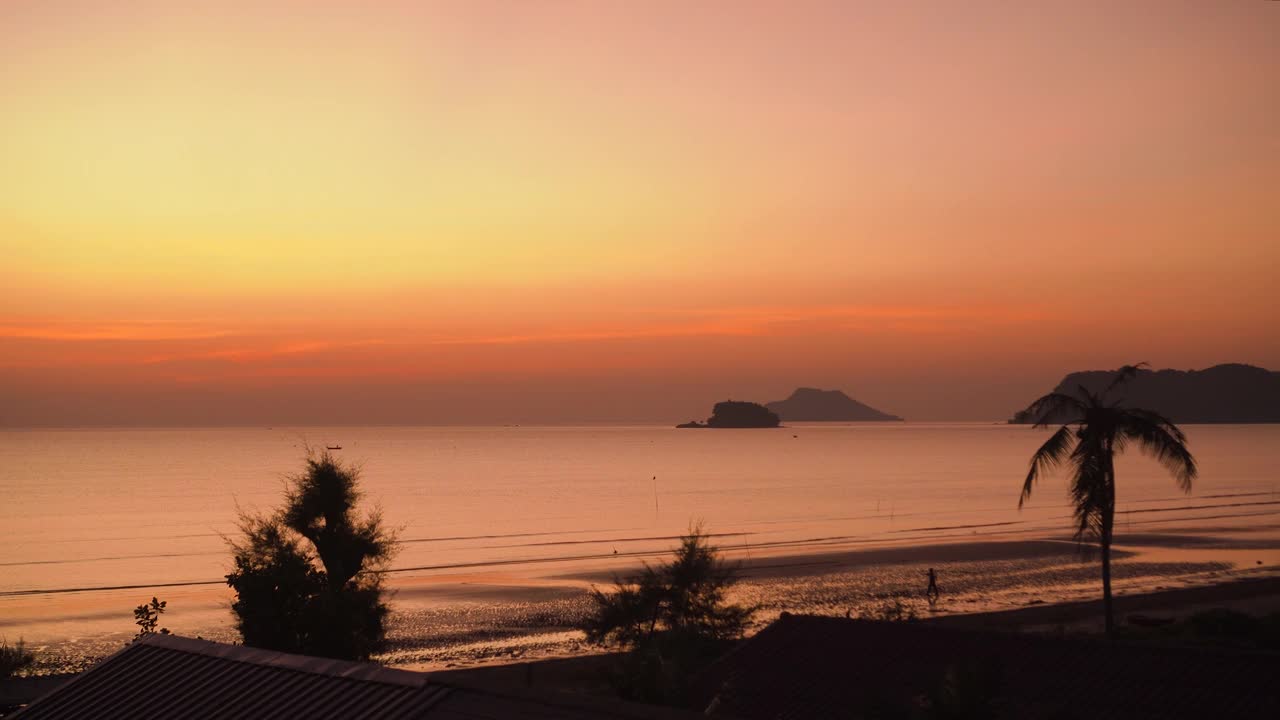 剪影的椰子树与海滩，人，岛屿和黄昏日落的背景。放松和度假的感觉。泰国。普吉岛。Chantaburi。视频素材