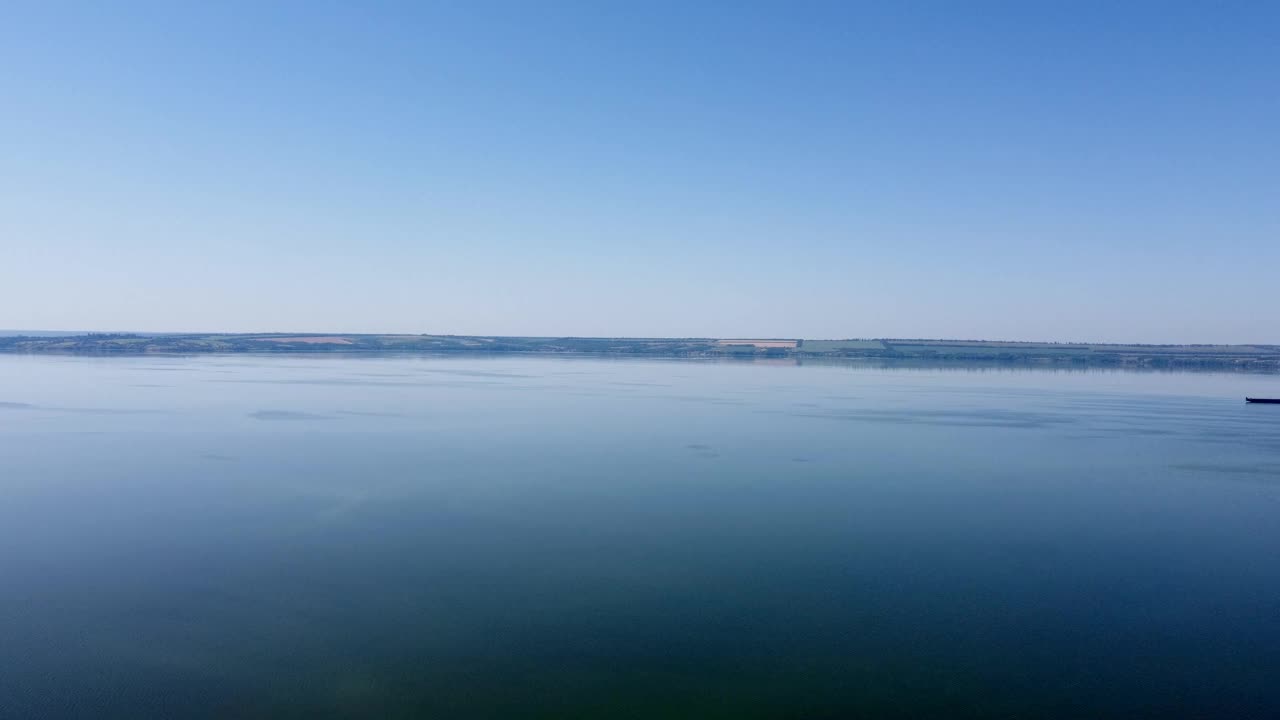 无人机拍摄的河流和河流上的岛屿。飞越河流，河中的岛屿和河岸上的海滩视频素材