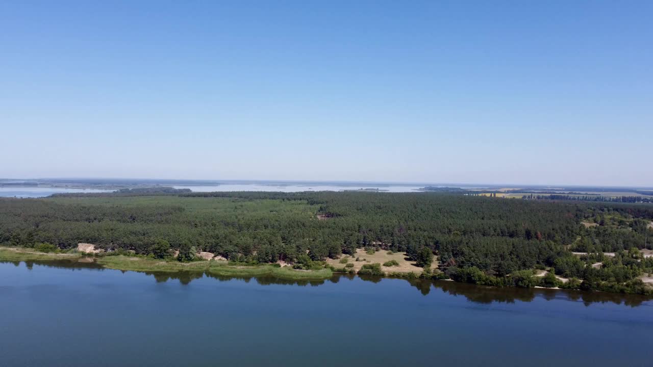 从无人机的高度，鸟瞰河流的全景。无人机拍摄的河流和河流上的岛屿。飞越河上，河中有一座岛。视频素材