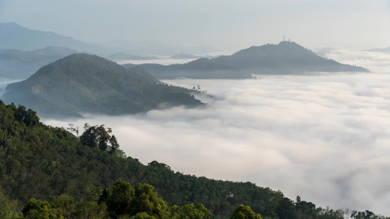 在泰国雅拉省艾耶翁的古农西利帕视点，美丽的日出与雾在山上滚动的时间流逝视频素材