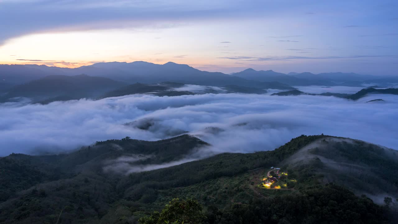 在泰国雅拉省艾耶翁的古农西利帕视点，美丽的日出与雾在山上滚动的时间流逝视频素材