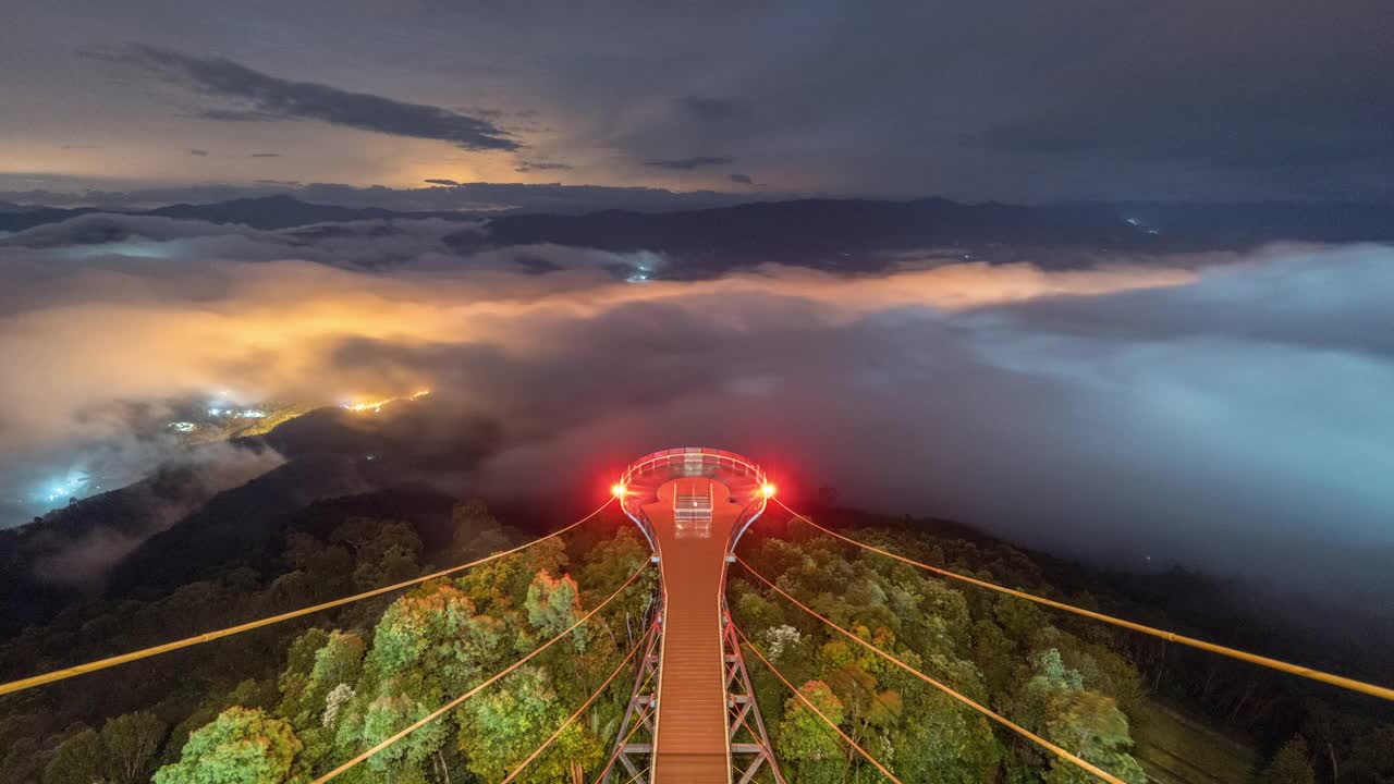 时间流逝移动的云雾，从空中行走的日出场景，泰国雅拉省艾耶翁区视频素材