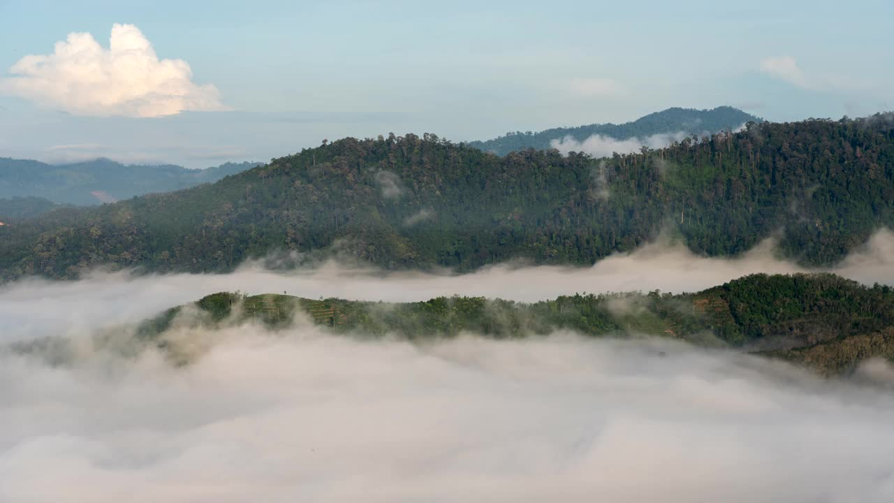 在泰国雅拉省艾耶翁的古农西利帕视点，美丽的日出与雾在山上滚动的时间流逝视频素材