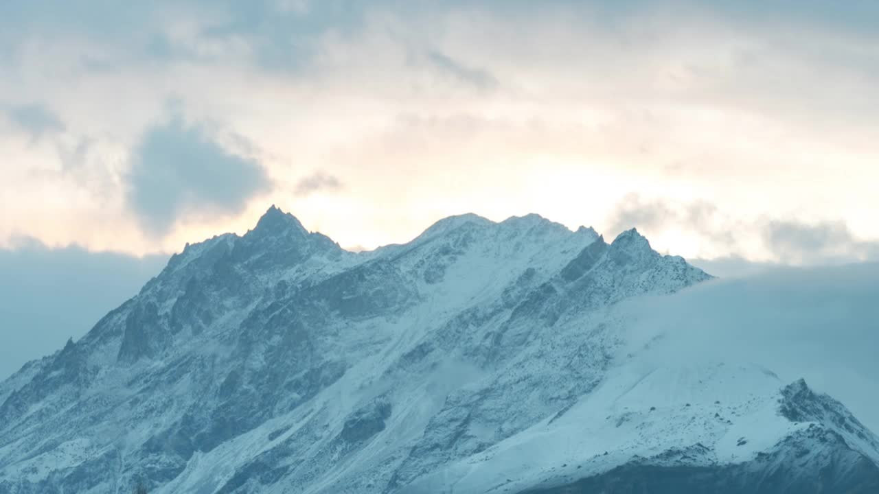 在巴基斯坦罕萨山谷的秋天，喀喇昆仑山脉雪山壮丽景色的时间流逝移动云日出场景视频素材