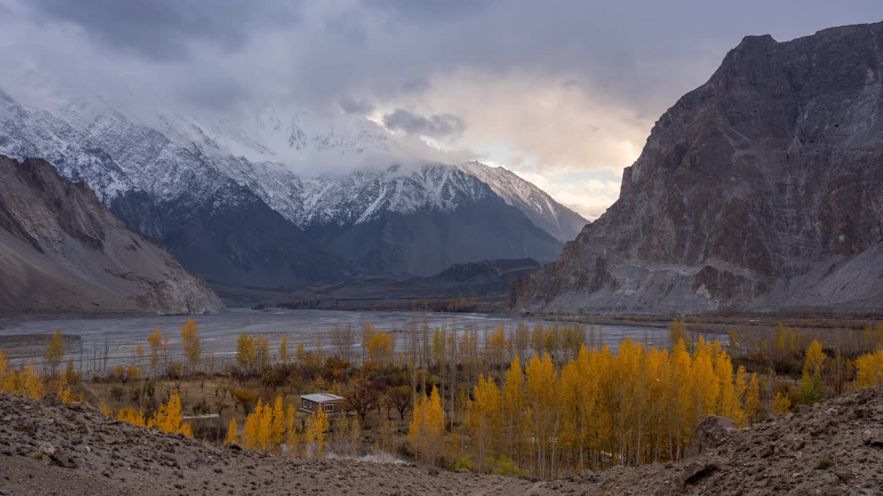 在巴基斯坦罕萨河谷地区的帕苏山谷，喀喇昆仑山脉雪山壮丽景色的延时移动云日出场景视频素材