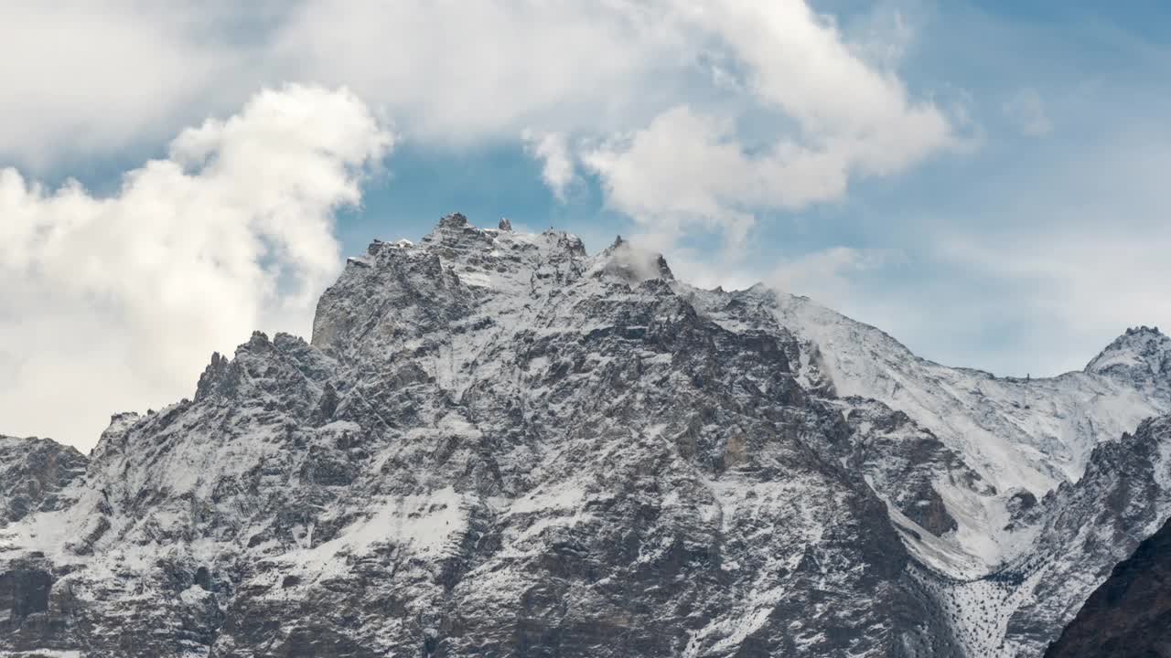 在巴基斯坦罕萨河谷地区的帕苏山谷，喀喇昆仑山脉雪山壮丽景色的延时移动云日出场景视频素材