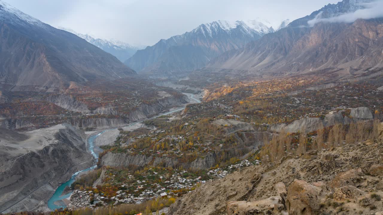 在巴基斯坦罕萨山谷的秋天，喀喇昆仑山脉雪山壮丽景色的时间流逝移动云日出场景视频素材