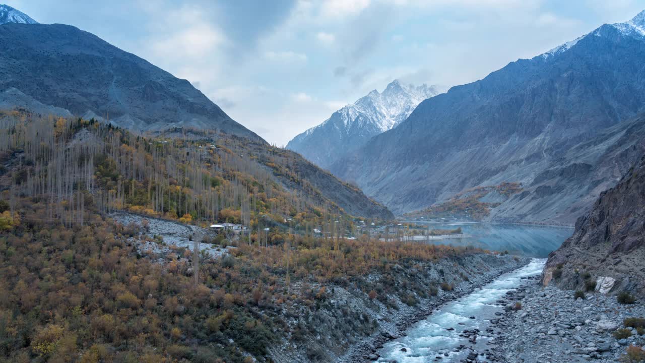 在巴基斯坦古皮斯山谷的秋天，喀喇昆仑山脉雪山壮丽景色的时间流逝移动云日出场景视频素材