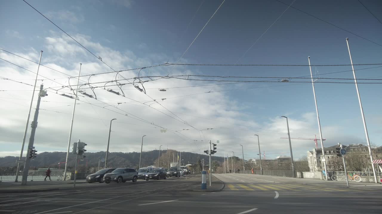 Quaibrücke Zurich With Traffic And Tramway视频素材