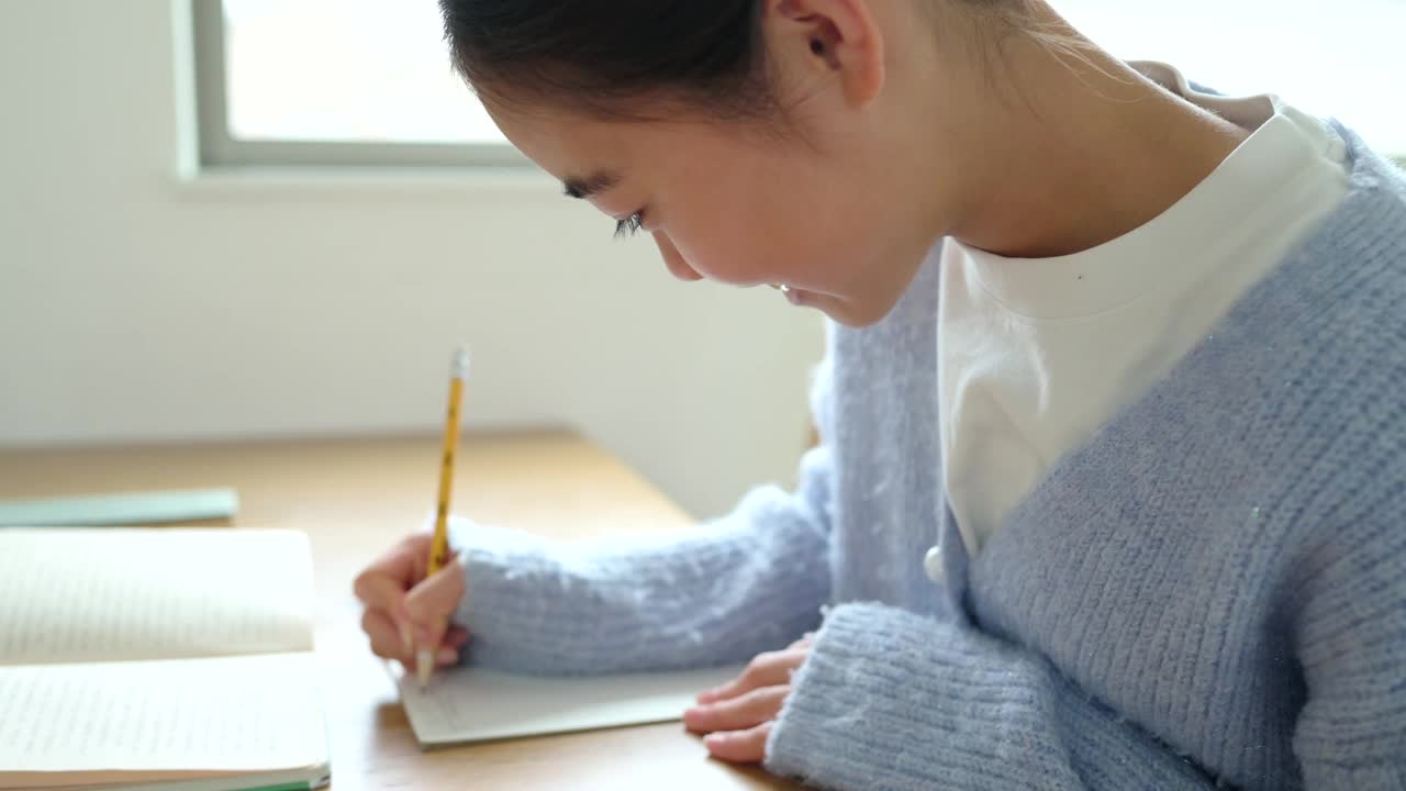 女孩在桌子上写作业视频素材