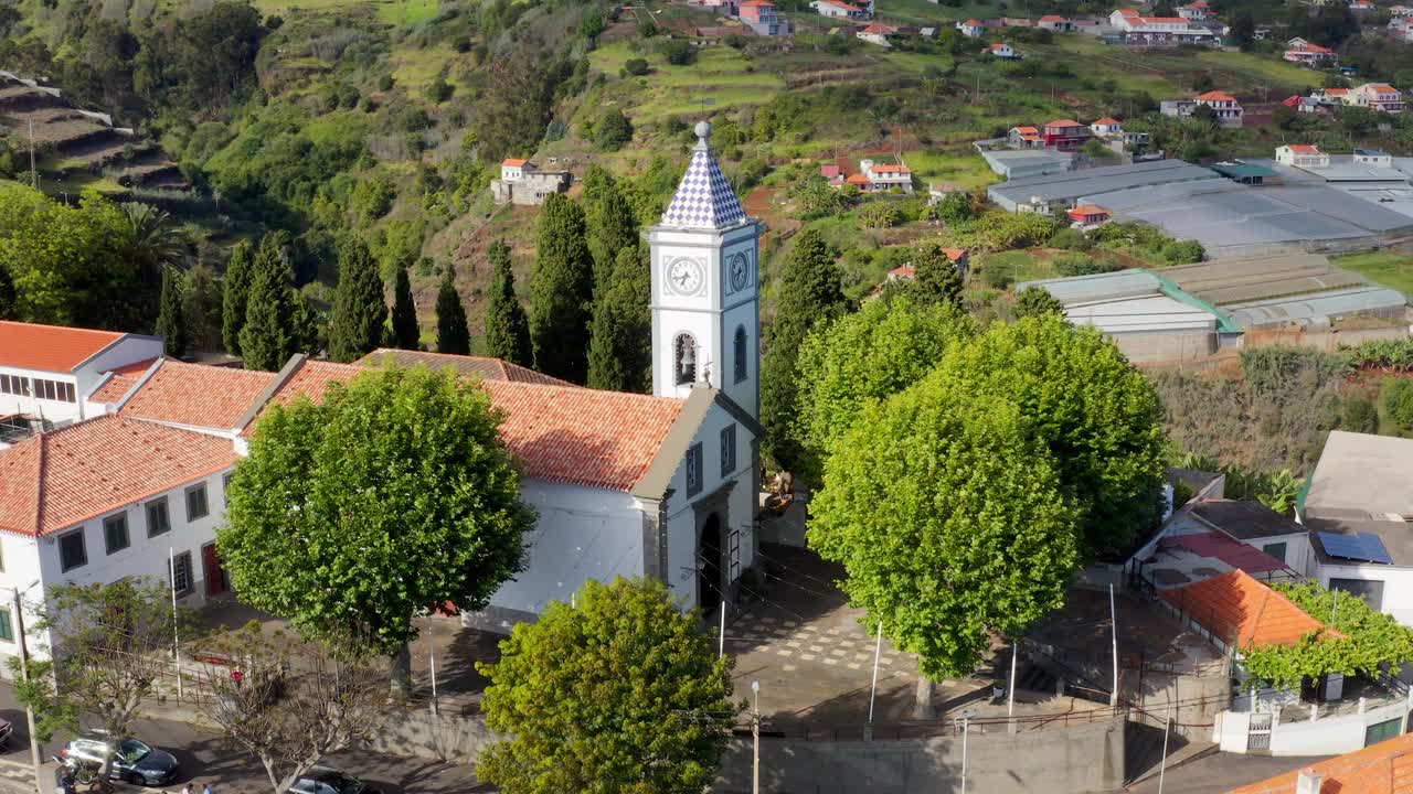 无人机拍摄的葡萄牙Canhas一个阳光明媚的日子里Nossa Senhora da Piedade教区教堂视频素材