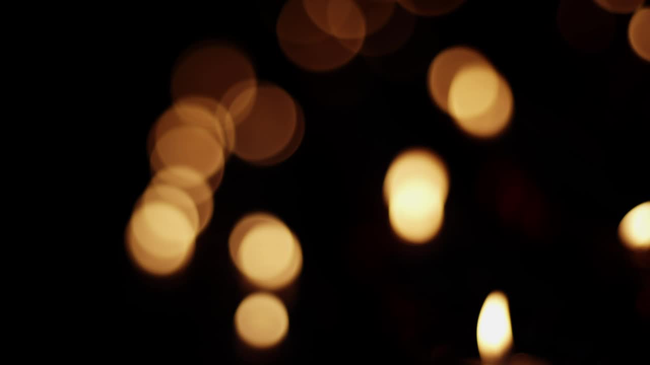 教堂蜡烛的红色和黄色散景视频视频素材