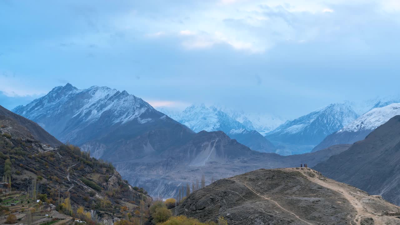 在巴基斯坦罕萨山谷的秋天，喀喇昆仑山脉雪山壮丽景色的时间流逝移动云日出场景视频素材