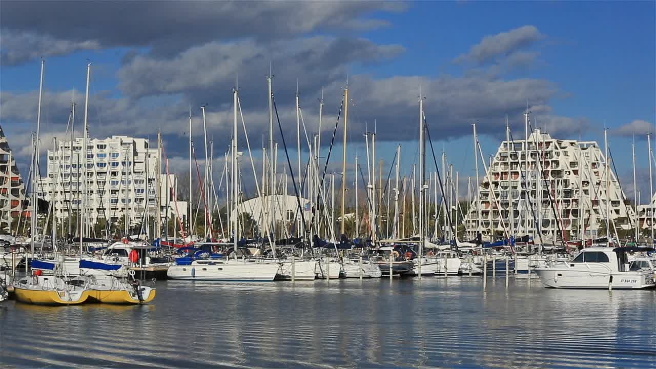 La Grande Motte, Herault, Occitan，背景是著名的金字塔建筑。视频素材