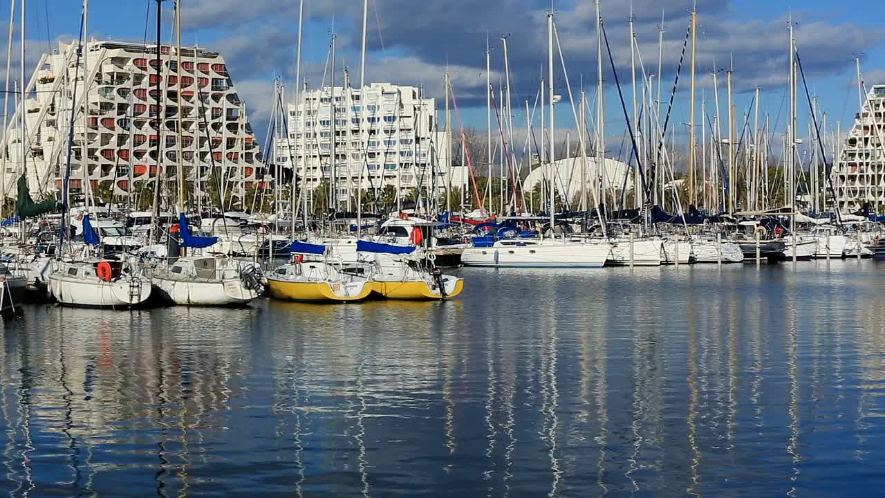 La Grande Motte, Herault, Occitan，背景是著名的金字塔建筑。视频素材