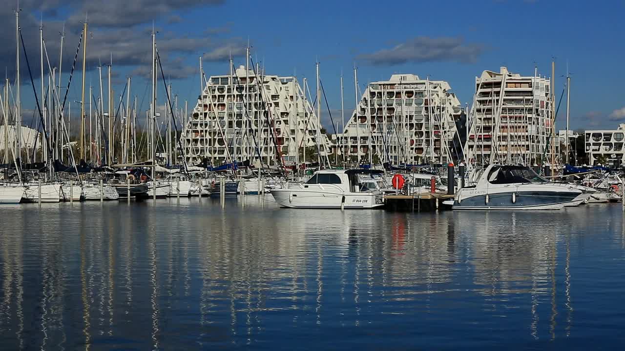 La Grande Motte, Herault, Occitan，背景是著名的金字塔建筑。视频素材