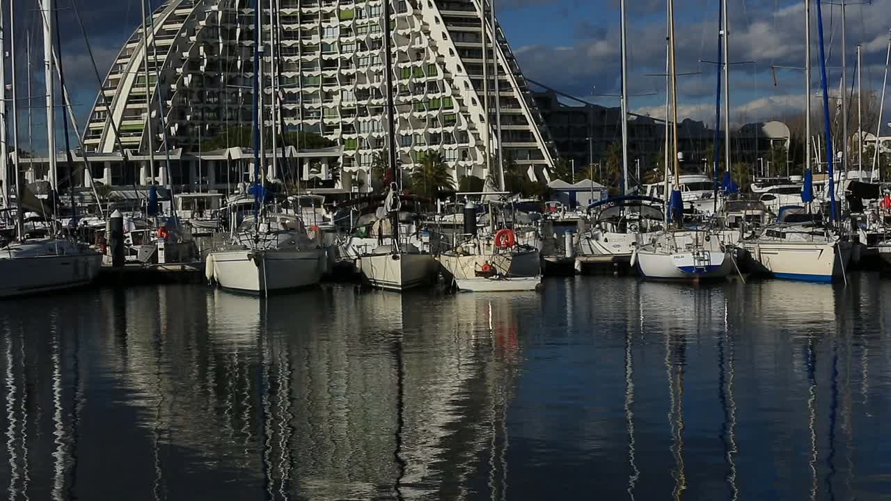 La Grande Motte, Herault, Occitan，背景是著名的金字塔建筑。视频素材