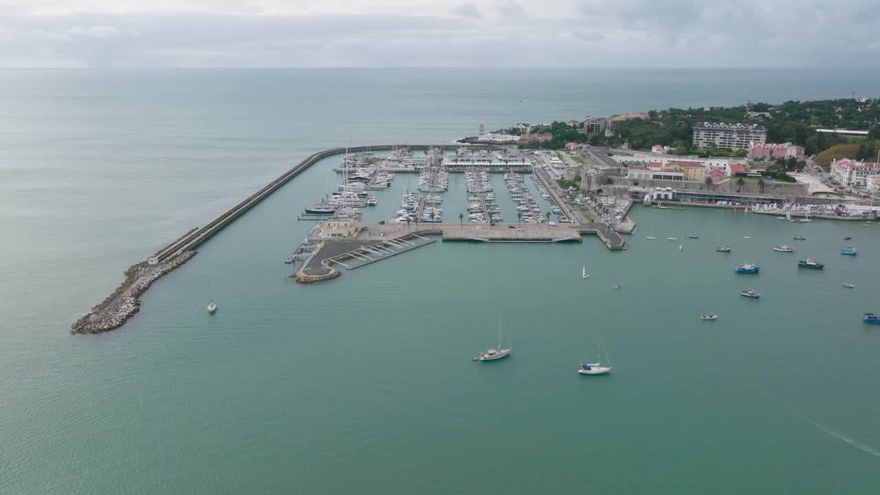 美丽的空中充满活力的博卡多地狱(地狱之口)，卡斯凯伊斯，里斯本区，葡萄牙，从无人机拍摄视频素材