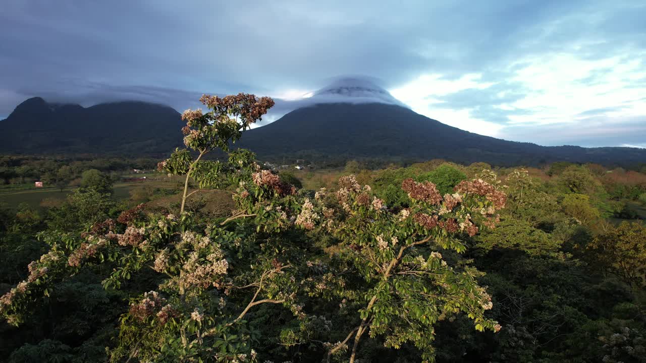 日出时阿雷纳尔火山的美丽景色视频素材