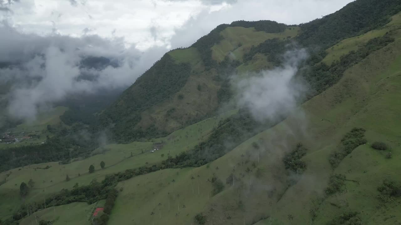 在哥伦比亚萨伦托安第斯深绿色山脉的科科拉山谷上空飞行，云穿过洛斯内瓦多斯国家公园视频素材