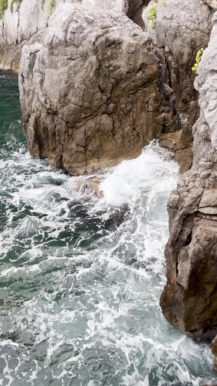 暴风雨中，海浪拍打着多岩石的海岸线视频素材