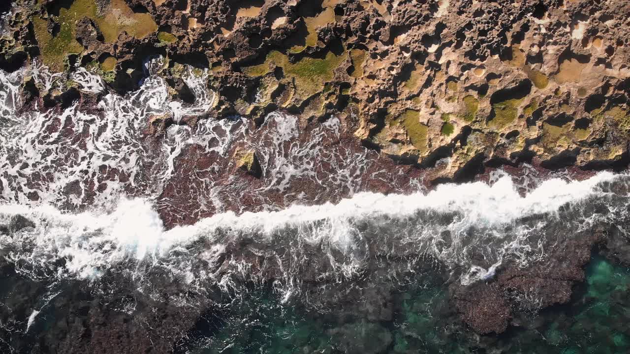 海浪撞击岩石。岩石海岸，巨大的海浪撞击岩石和飞溅。地中海海岸线，有岩石和巨浪。令人惊叹的海景，俯视图视频素材