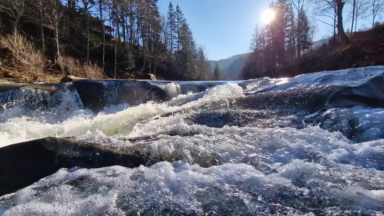 在有山的森林里，湍急的河流越过岩石视频素材