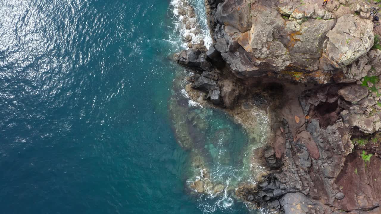 4K无人机拍摄到的海浪拍打着马德拉群岛的岩石悬崖。环境、自然、景观概念。视频素材