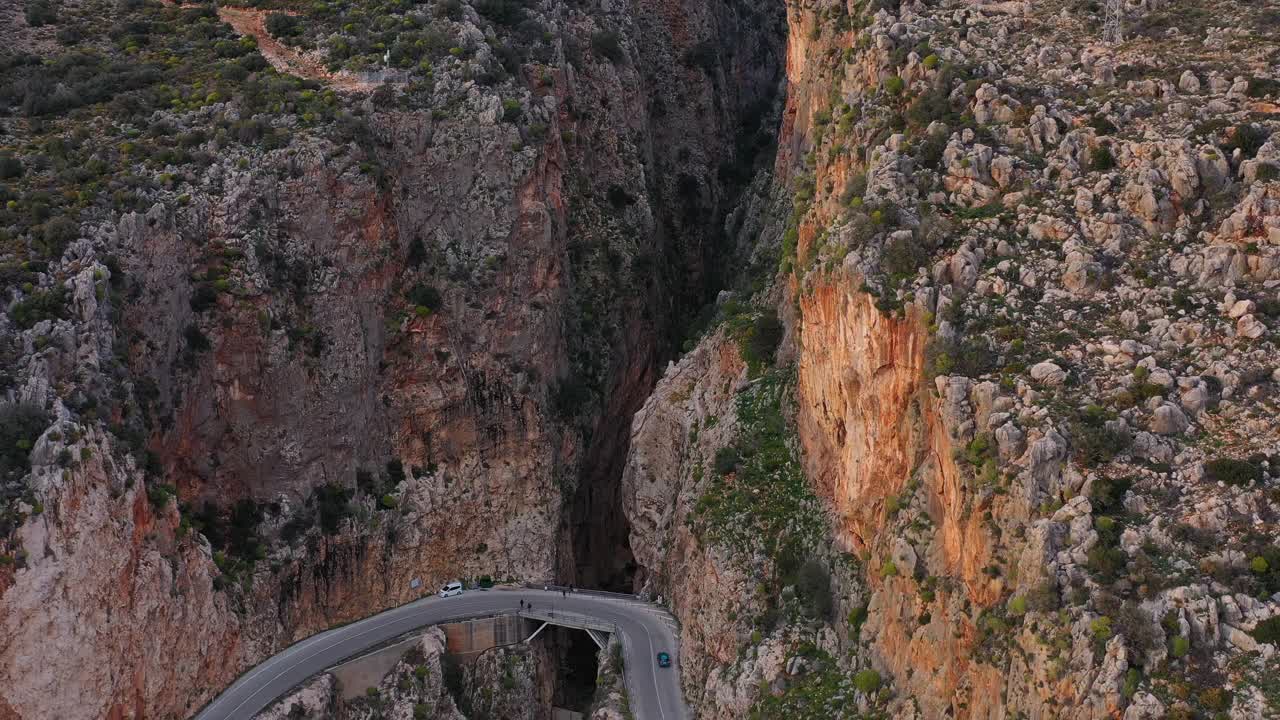 航拍的风景如画的绿松石海滩与弯曲的道路在悬崖在地中海土耳其视频素材