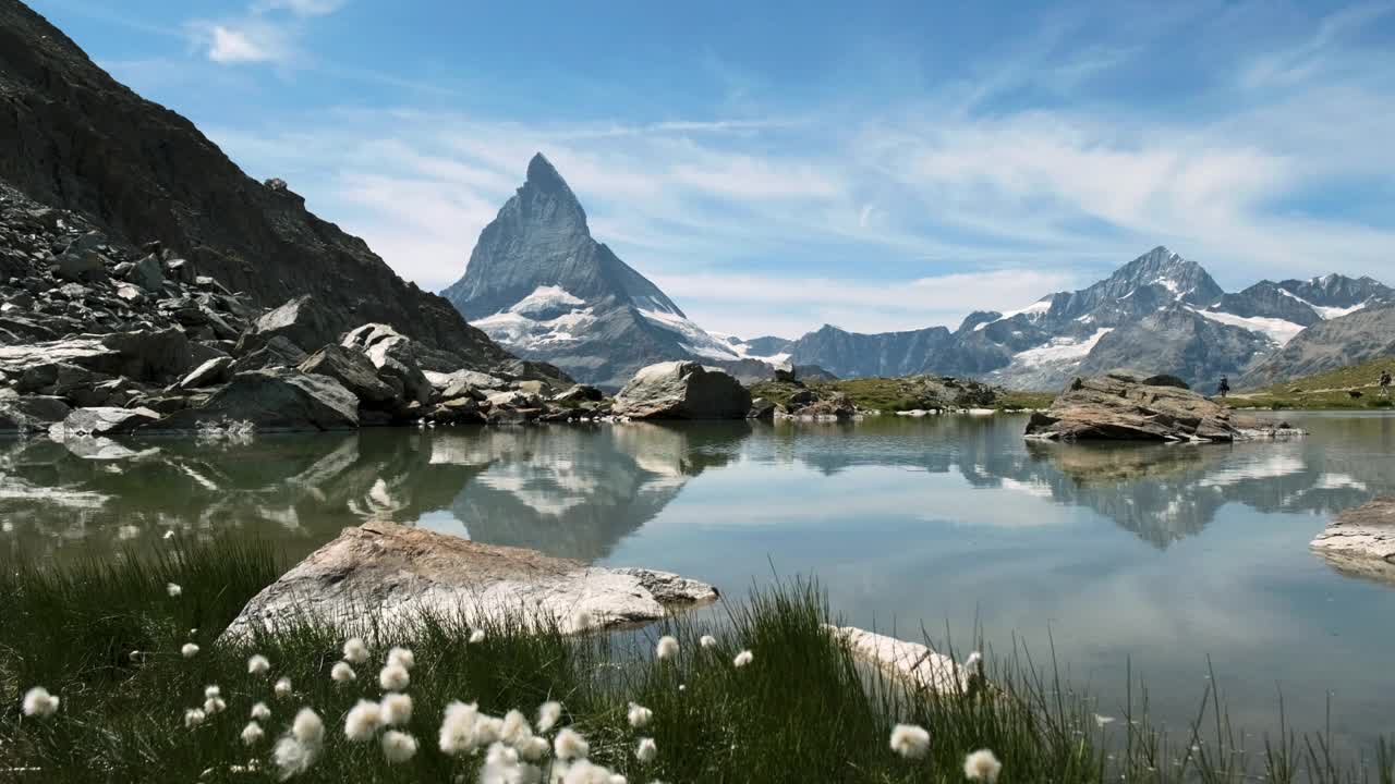 马特洪峰全景反射在里费尔湖-人经过视频素材