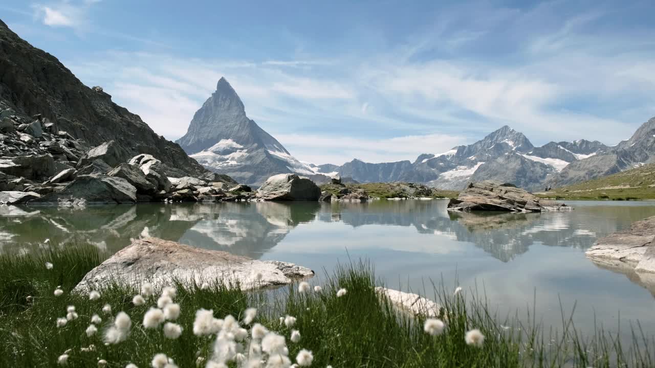 无人机降落在里费尔湖，背景是马特洪峰视频素材