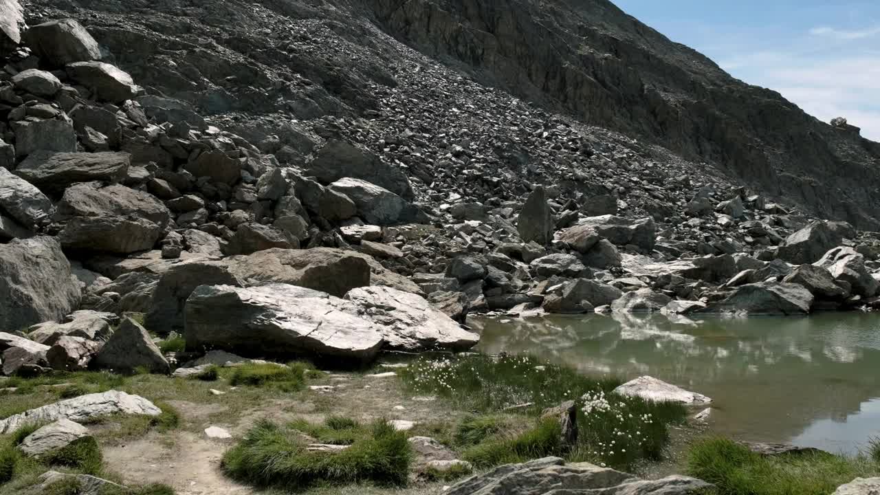 马特洪峰全景反射在里费尔湖视频素材