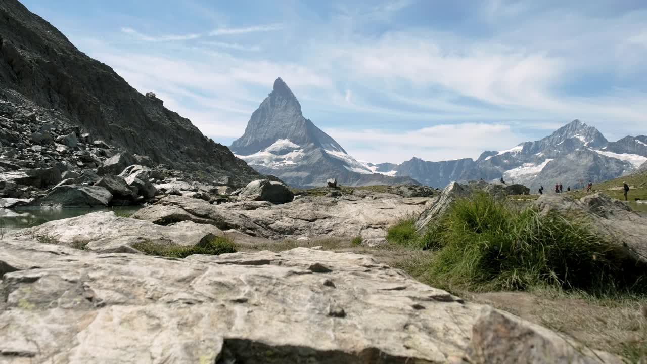 无人机在里费尔湖起飞，背景是马特洪峰视频素材