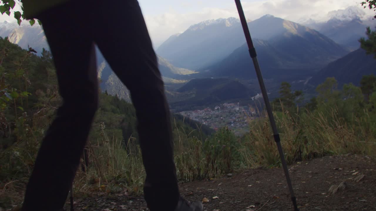 度假的女人在山上徒步旅行视频素材