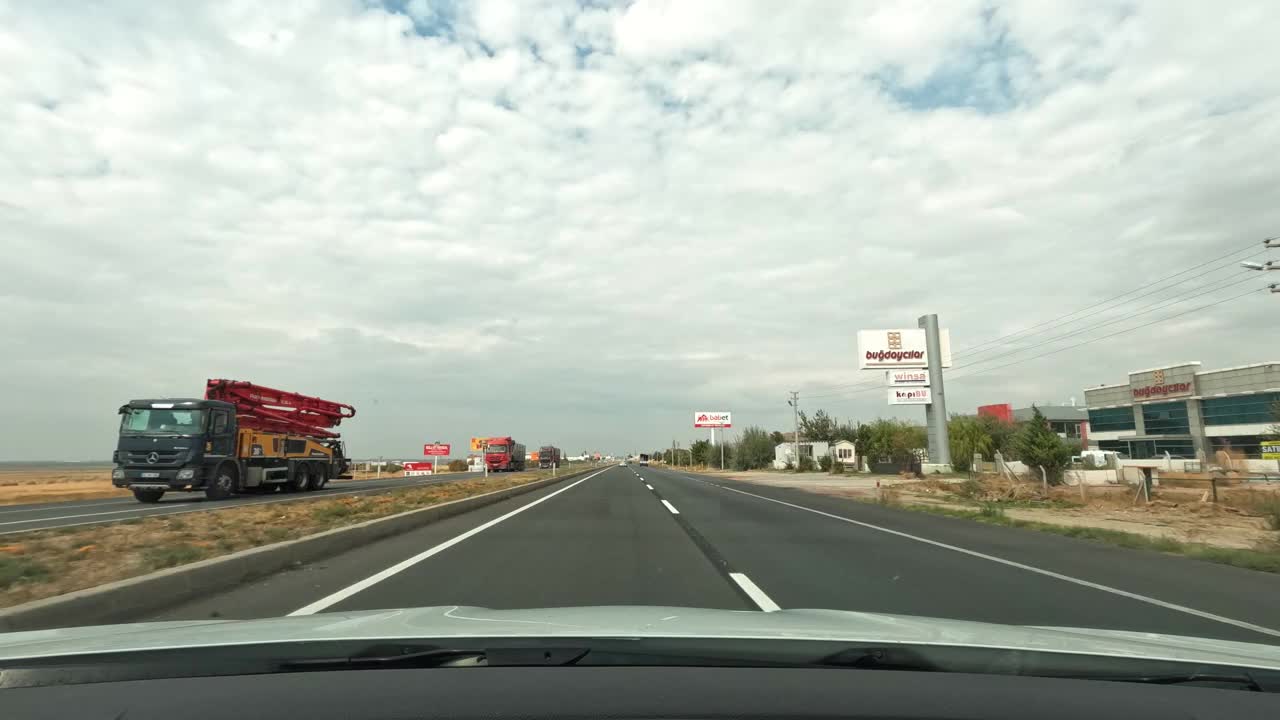 时间流逝的汽车行驶在道路上视频素材