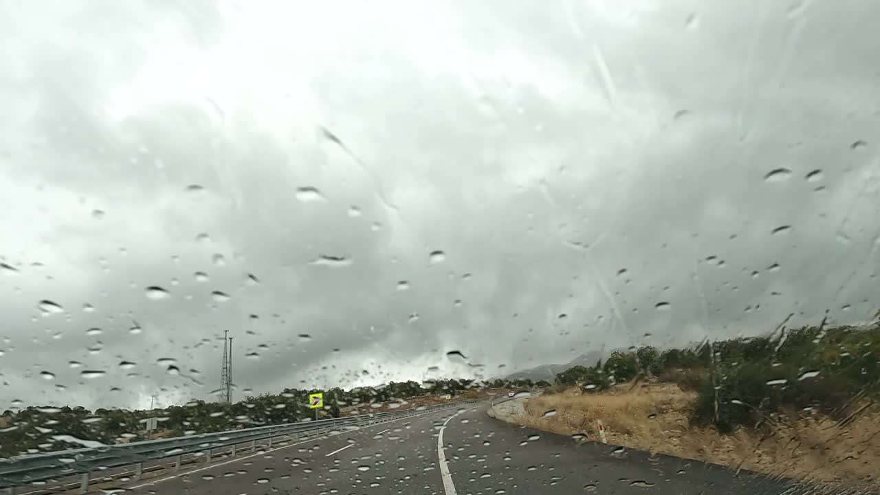 超级失效汽车行驶在道路上视频素材