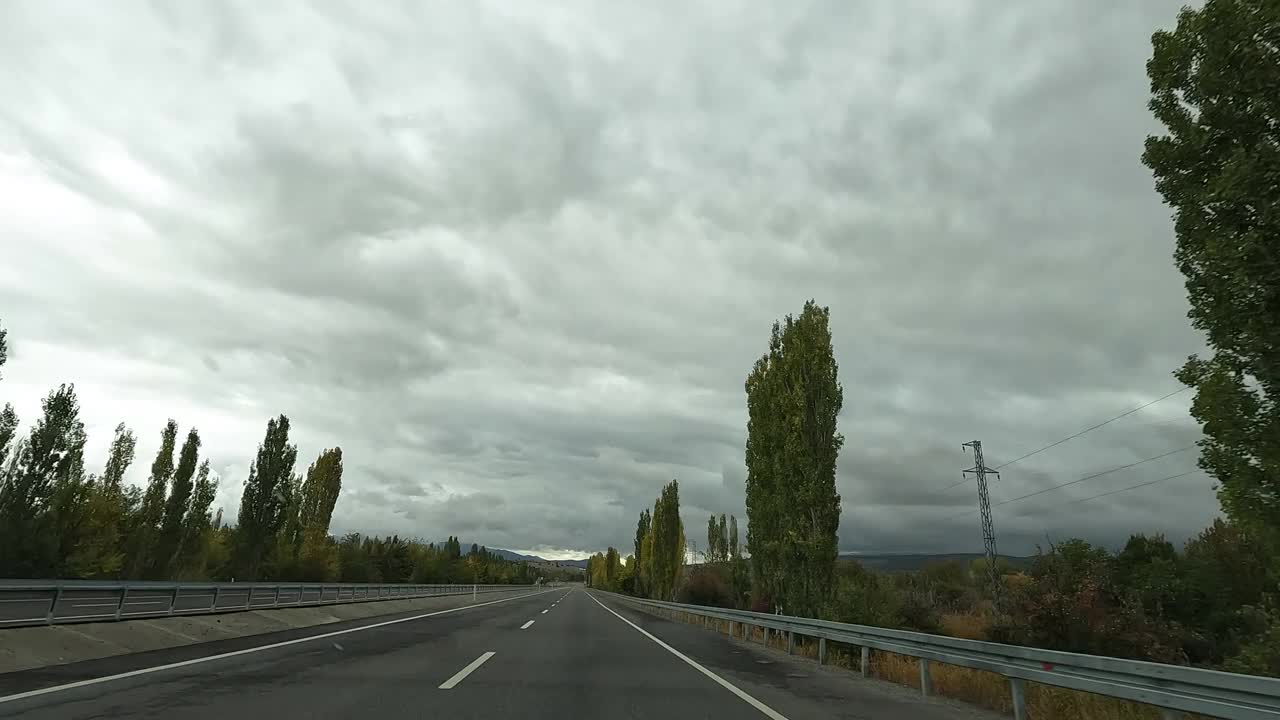 超级失效汽车行驶在道路上视频素材