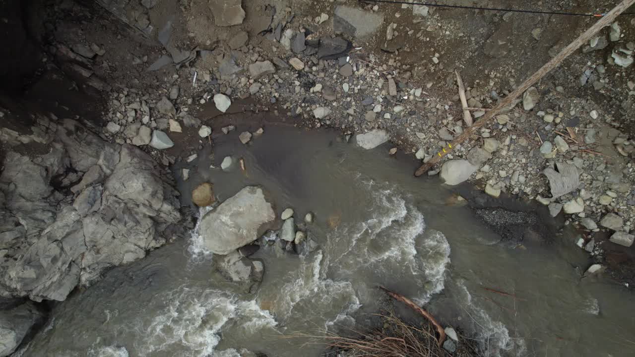 空中无人机查看损坏的公路，毁坏的洪水泛滥的河流，奥哈伊，加利福尼亚，文图拉河灾难暴雨视频素材