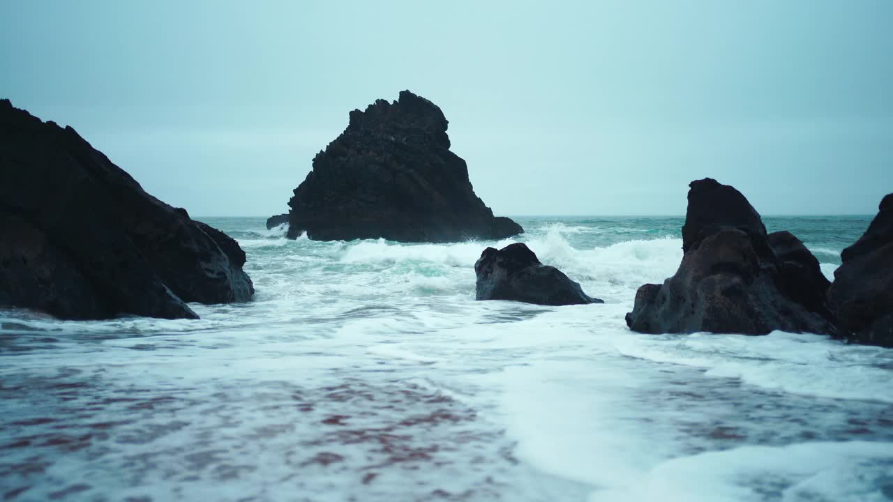 海洋野生海滩，晚上暴风雨天气。普拉亚达阿德拉加沙滩风景如画的背景，辛特拉卡斯凯伊斯，葡萄牙视频素材