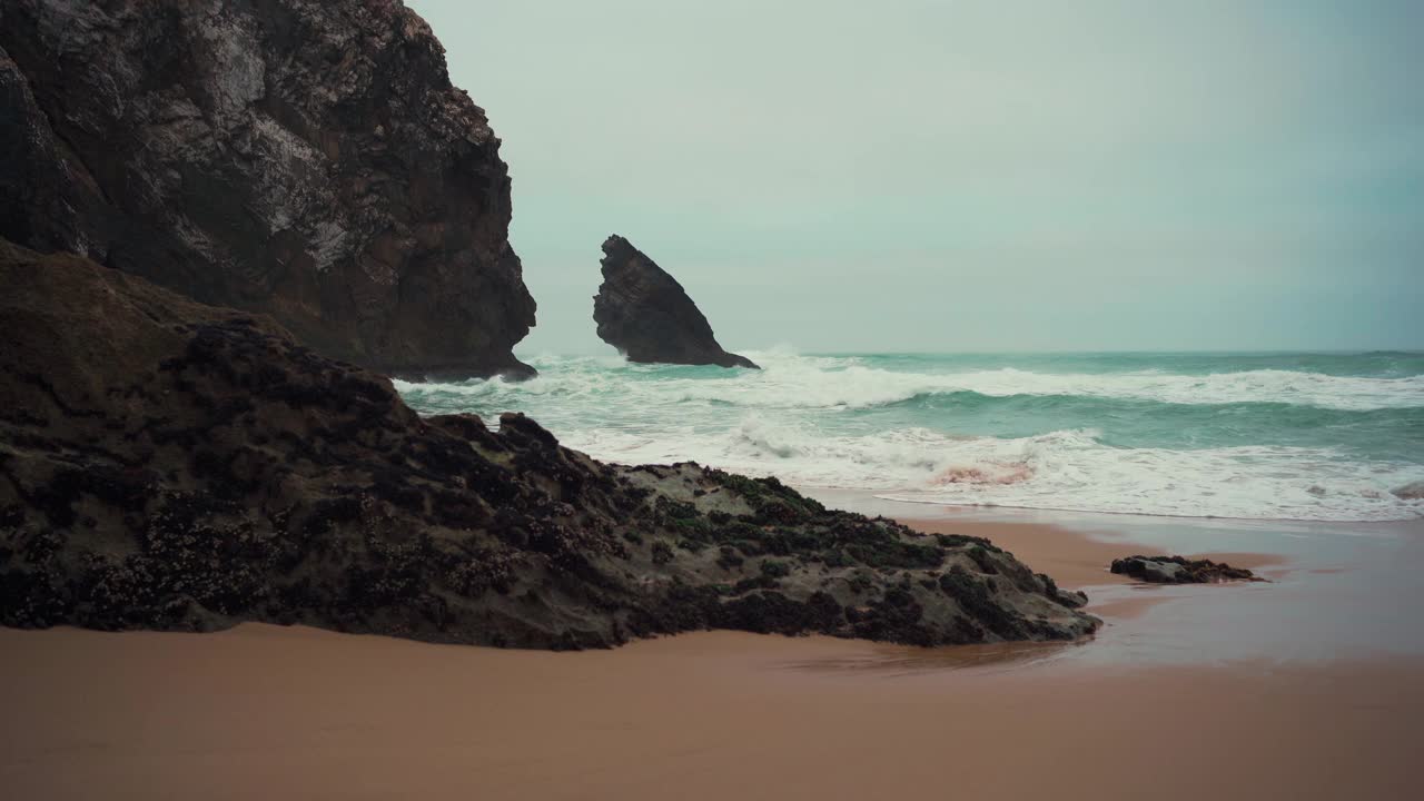 海洋野生海滩，晚上暴风雨天气。普拉亚达阿德拉加沙滩风景如画的背景，辛特拉卡斯凯伊斯，葡萄牙视频素材